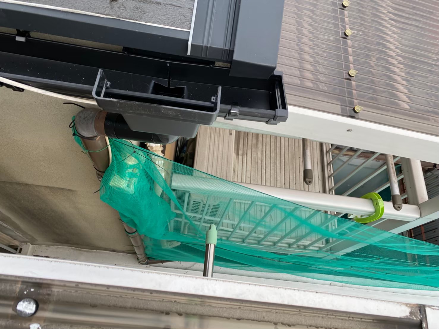 水切り板金から雨樋へ排水